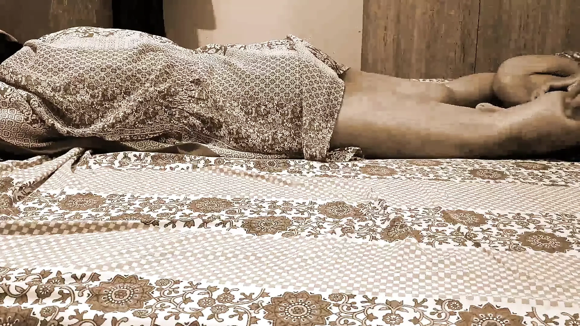 Kamuk aur mast oongli kar rahi hai