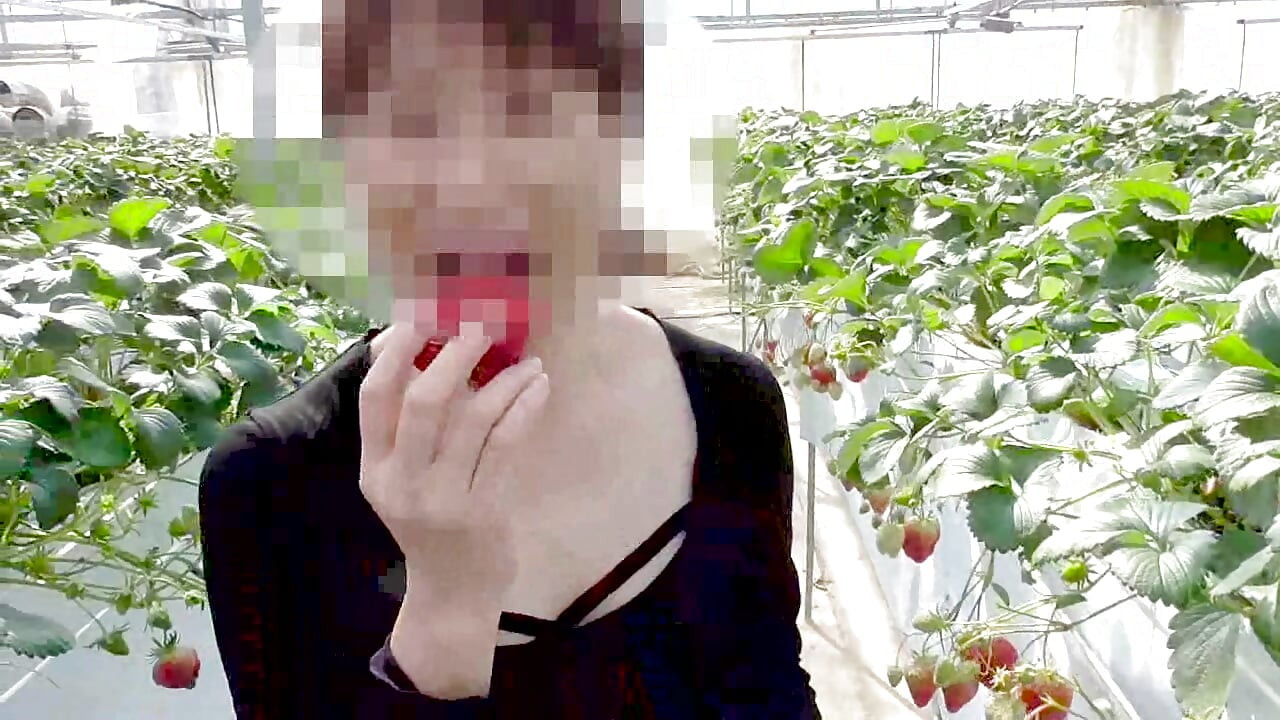 Mayu No.45 Strawberry Hunting Exposure, Immediate Oral, Swallowing Specialized