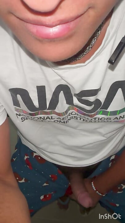 Pijama, sik, ayaklar, sana mastürbasyon yapman için emir veriyorum
