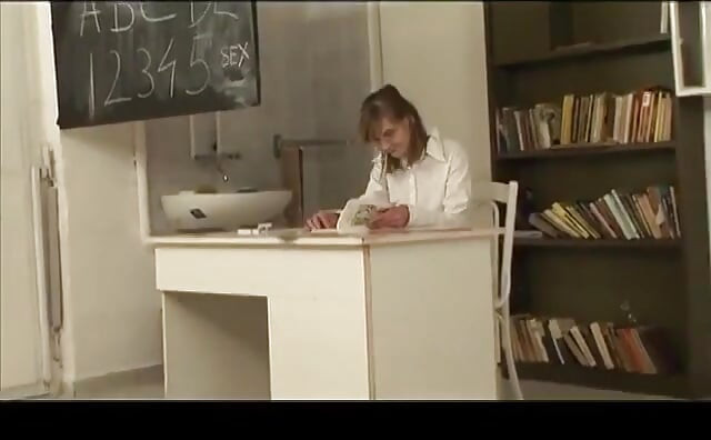 Kadınlar sandalyede otururken küçük adamın yarağına biniyor