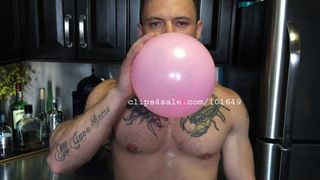 Fetiche por balão - sargento milhas soprando balões vídeo1