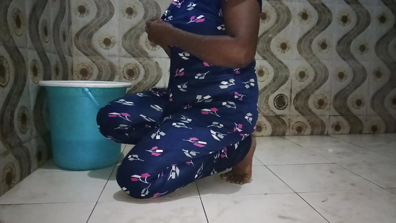 Indian tamil hot wife saranya bath show