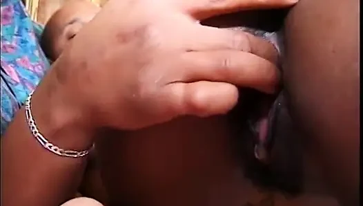 Cewek cantik non-Eropa dengan bristol besar mengambil kontol sampai banjir sperma