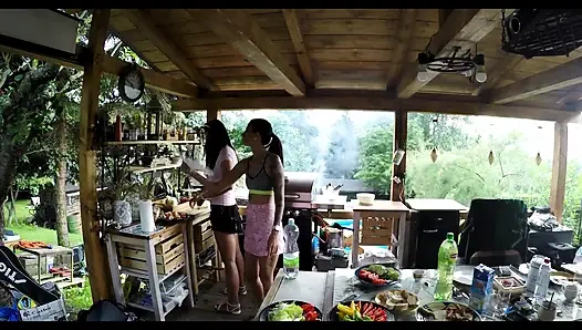 Tetangga lagi pesta barbeque dan gadis-gadis nggak malu dan nggak punya celana dalam