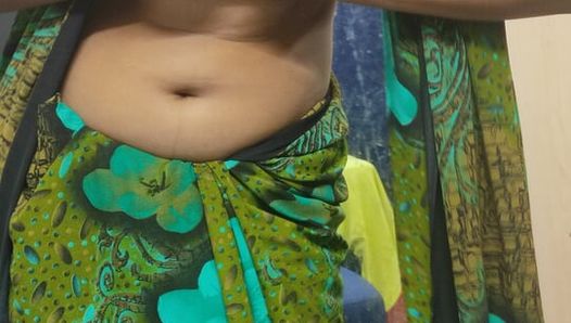 Ragazza indiana arrapata con sexy sari bassi dell'anca