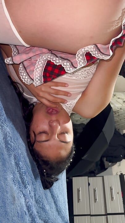 O elevă foarte sexy este deranjată în fața unui străin