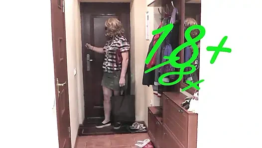 Pizzabote brachte pizza Sein Treffen mit nacktem besitzer, sexy blonde MILF ohne höschen und bh. Dusche. Arsch, reife titten, muschi