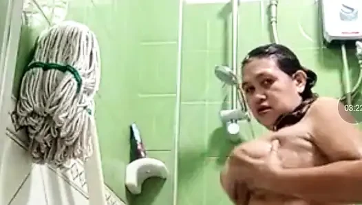 Sabah banyo yaparken götünü izliyorum