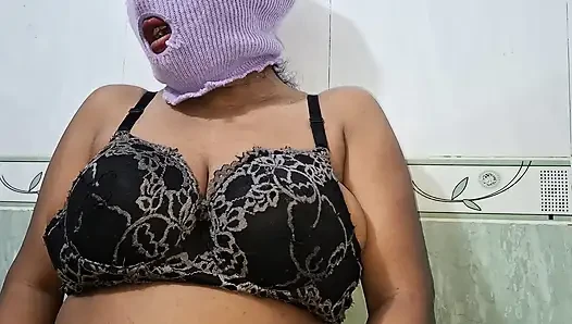 Üvey anne banyoda üvey oğlu tarafından sikiliyor ve yarak oral seksini emiyor