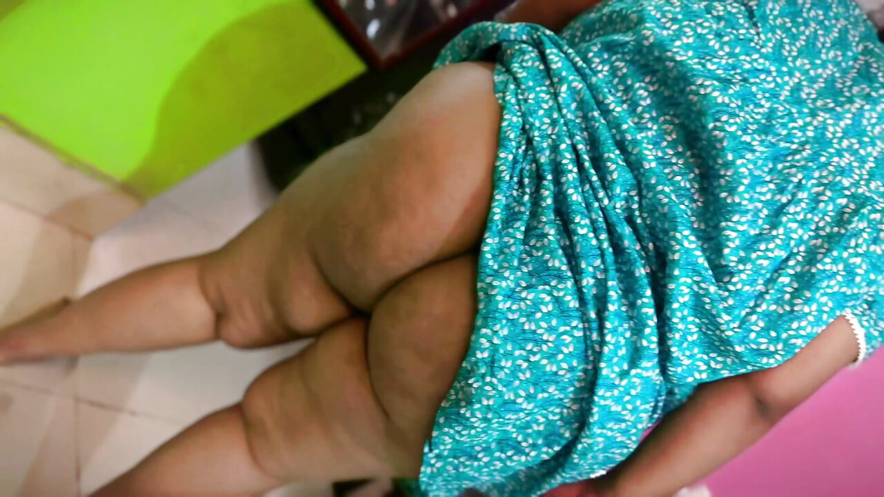 Відео від першої особи: гаряча індійська покоївка з великою дупою підмітає мою кімнату, і я бачу, як її гола дупа і величезні цицьки & починають мастурбувати - дезі хінді секс mms