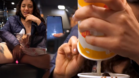 Cette latina adore la glace de McDonald avec du sperme dessus et un jouet en elle