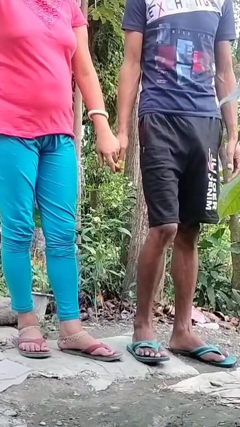 Klíčový okamžik od "Vesnická přítelkyně sex se svým přítelem v červené t-shart venku (oficiální video od villagesex91)"