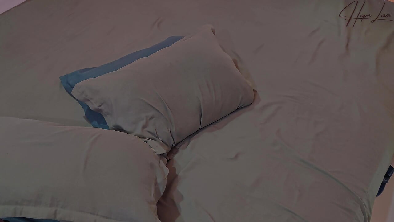 La sorellastra che fuma mi offre la sua figa per soddisfare le mie esigenze.