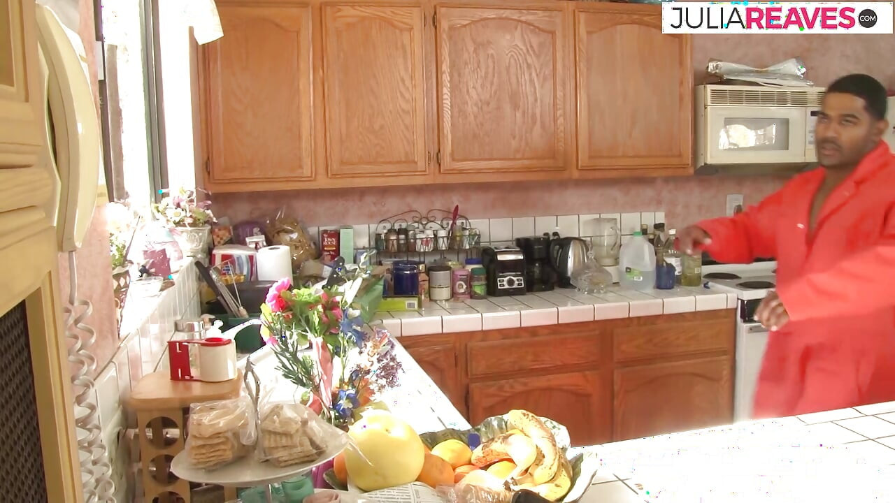 Огромен черен кур чука сладката блондинка Натали