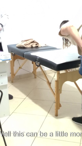 Saat yang kuat dari "Dokter kelamin melakukan ujian rectal dengan jari-jarinya di pantatnya."