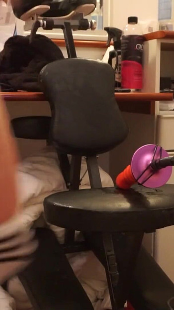 「Femboy in Chastity & Estim - Fucking machine」の驚愕の瞬間