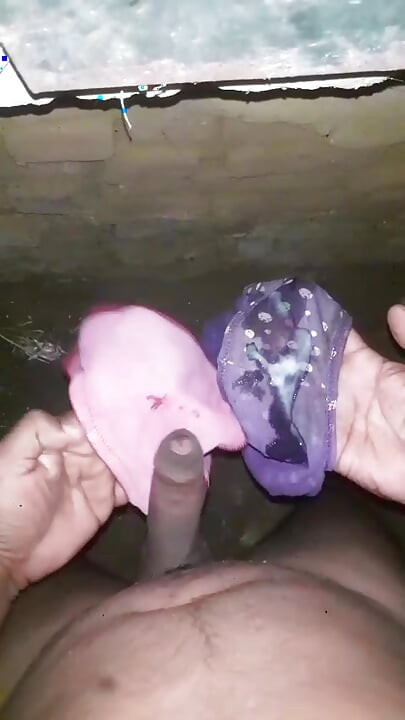 Indiano garoto em masturbução com calcinha e sutiã