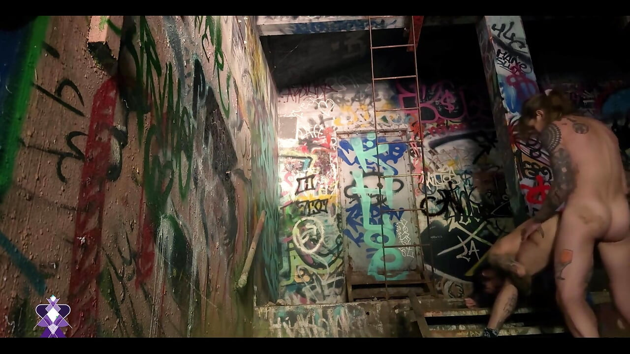 Trans Bir Kız, Terk Edilmiş Bir Fabrikada Trans Bir Erkeğin Kamusal Seksiyle Sevişiyor