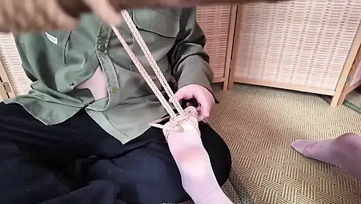 Xr22 - девушку привязали к столбу и дисциплиной.