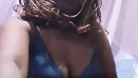 Seksi üvey anne üvey oğlu evde yokken sikişiyor.