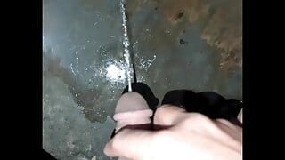 Uomo indiana si masturba il cazzo peloso e pipì in bagno