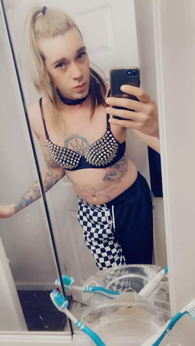 Trans rocker visar upp hennes bröst