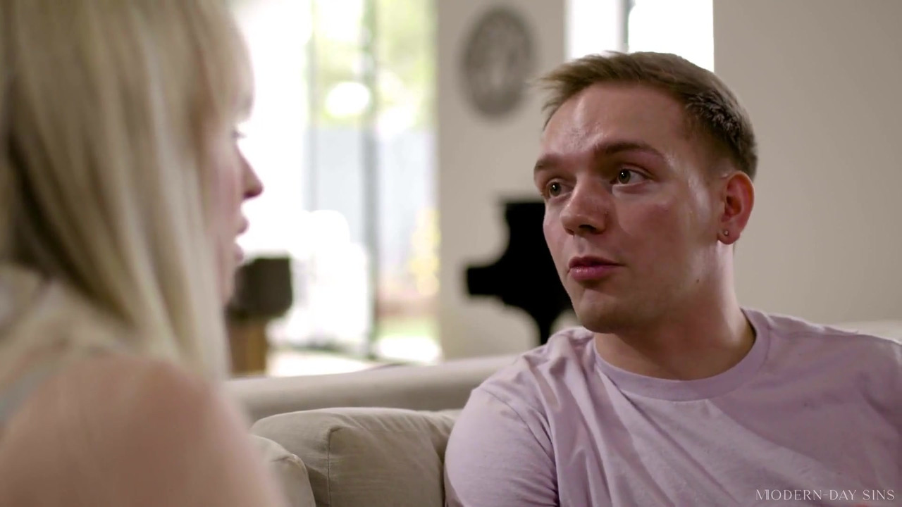 Modern-day sins - 热辣的金发少女让她的男友射遍她的脸和嘴巴