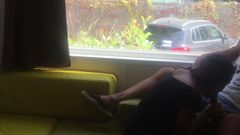 Istri memberikan blowjob berisiko di depan jendela di van kemping