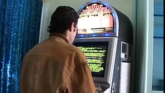 Güzel vücutlu olgun fahişe sert sikişiyor ve sonra göğüslerine sıcak döl alıyor