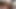 ホットな女がクリトリスを撫でながら、巨大なチンポが彼女のきつい尻を突く