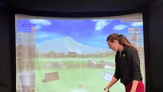 Benim lush ile bir simülatörde golf yapmaya çalışıyorum! Ben sallanırken boşalmamaya çalışıyorum!