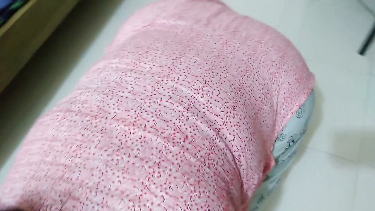Enteado goza na bunda grande enquanto a madrasta fica presa debaixo da cama