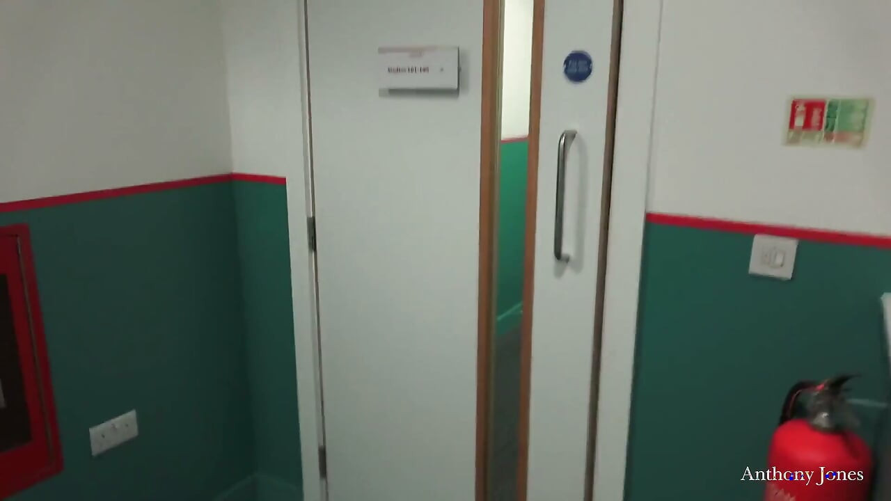 Obciąganie wytrysk na publicznych schodach w hotelu Po nastolatka College Party