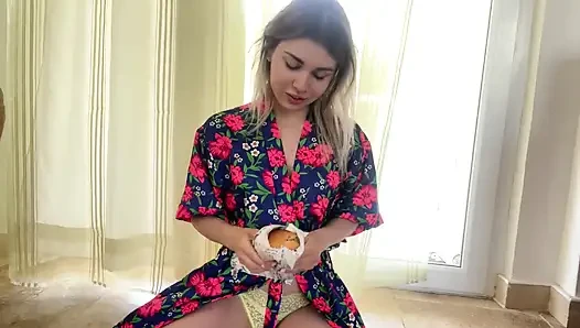 Dua cewek hot ini lagi asik nyepong kontol