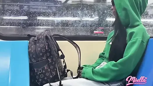 Sie kann es nicht ertragen, die Lautstärkemarkierungen zu sehen, und hat mich in die U-Bahn von São Paulo gesaugt