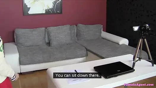 Kadın ajan - sevimli kız buharlı bir ofis karşılaşmasında ajanın amını keşfediyor