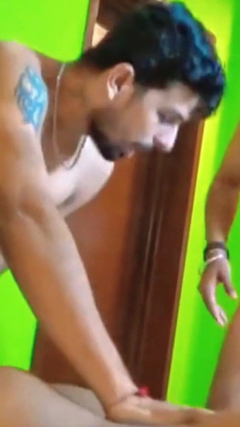 Muss-share-moment von "Zwei männer zusammen hatten sex mit einer Frau im Desi-Stil"