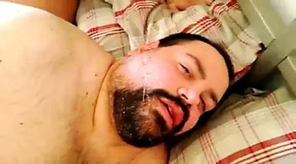 Lefazo en la barba del oso