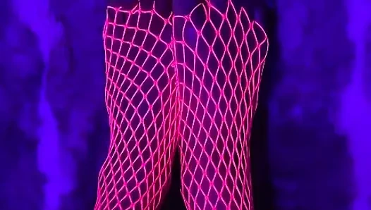 Uzun ayak parmaklı seksi küçük Asyalı ayaklarda pembe neon file