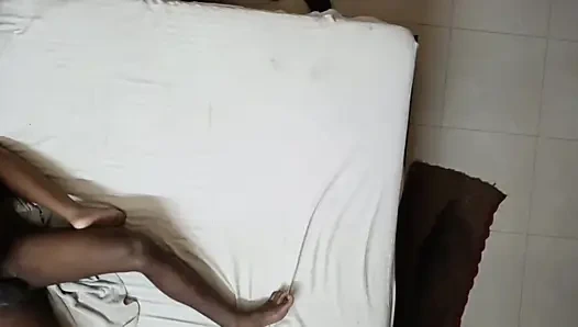 Bölüm - 1... Hintli kadın odada seks yapıyor