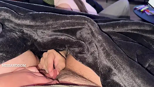 Büyük klitoris masc etüt ortasında okşanıyor