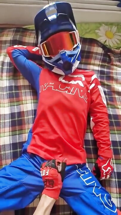 Motosikletli kadın mxhelmet'te bir adamla sikişiyor