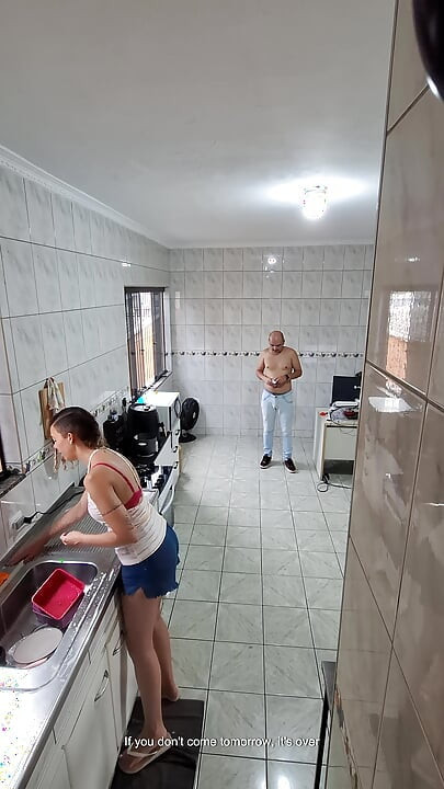 Servitoarea a fost de acord să se dezbracă și să aibă parte de o ejaculare pe față.