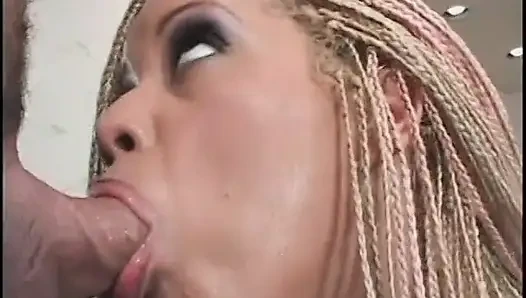 Lustvolle blondine lutscht einen pulsierenden schwanz