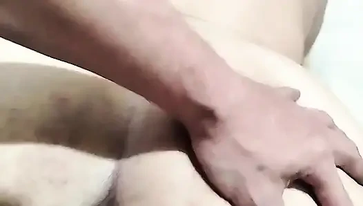 Komşum beni tıkaçla sikiyor ve sonunda götüme boşalıyor