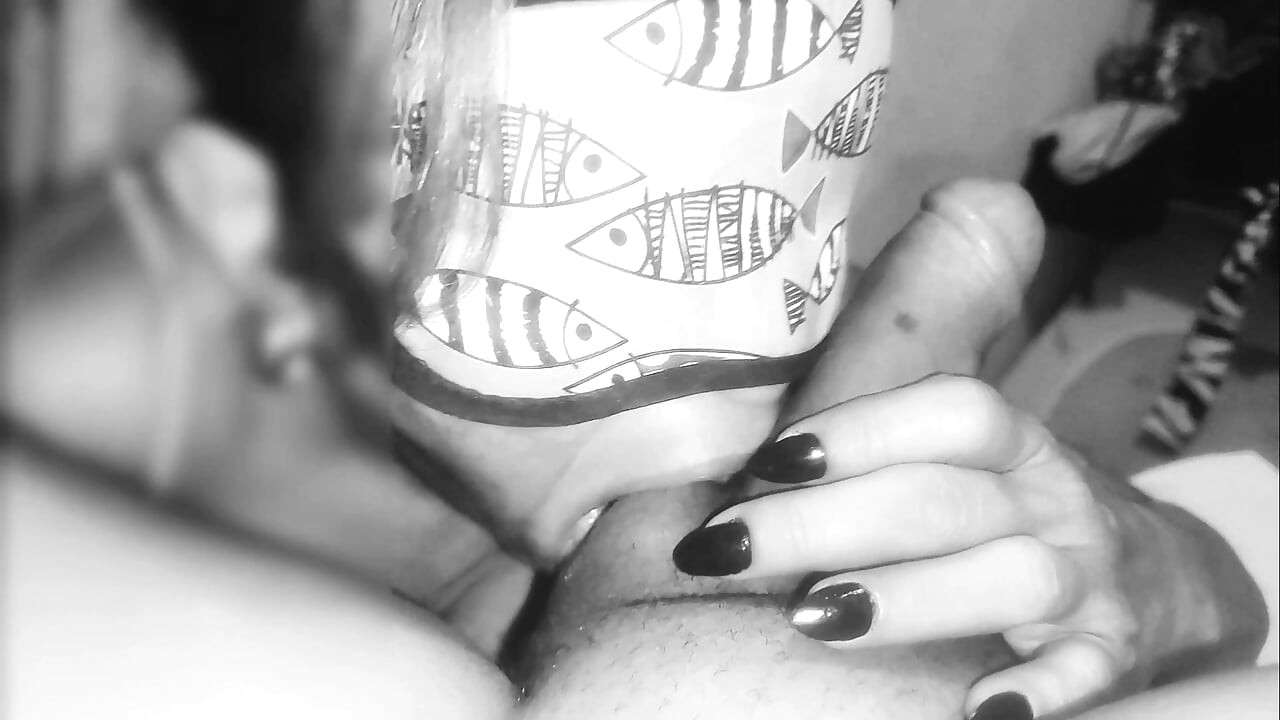 Milfa koja puši spermu ne dozvoljava da i jedna kap pobegne.