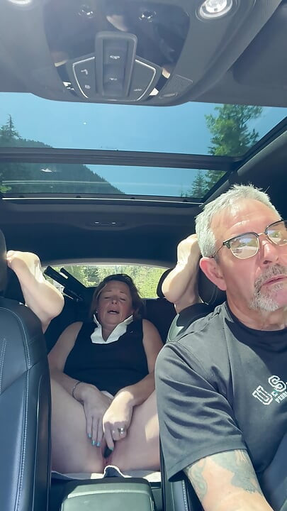 아빠가 운전하는 동안 뒷좌석에서 보지를 장난감으로 만지게 하는 마누라, 도로 여행
