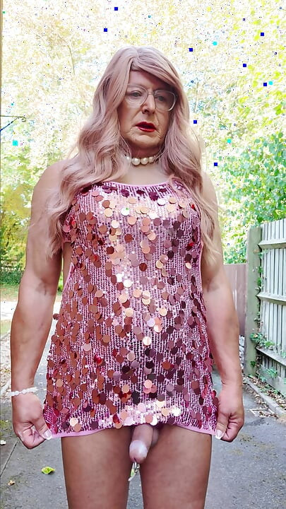 Crossdresser seksi Kellycd2022 dalam sequin my merah jambu, pakaian kecil dan seluar dalam merah jambu berkilat