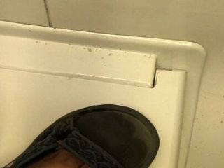 Abspritzen auf Sandalen in der Toilette