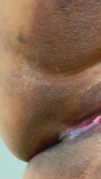 لحظة لا تنسى من "نيك كس مشعر مبلل وتدمير مؤخرة كبيرة في منزل عربي مع كومينغ برية ضخمة"